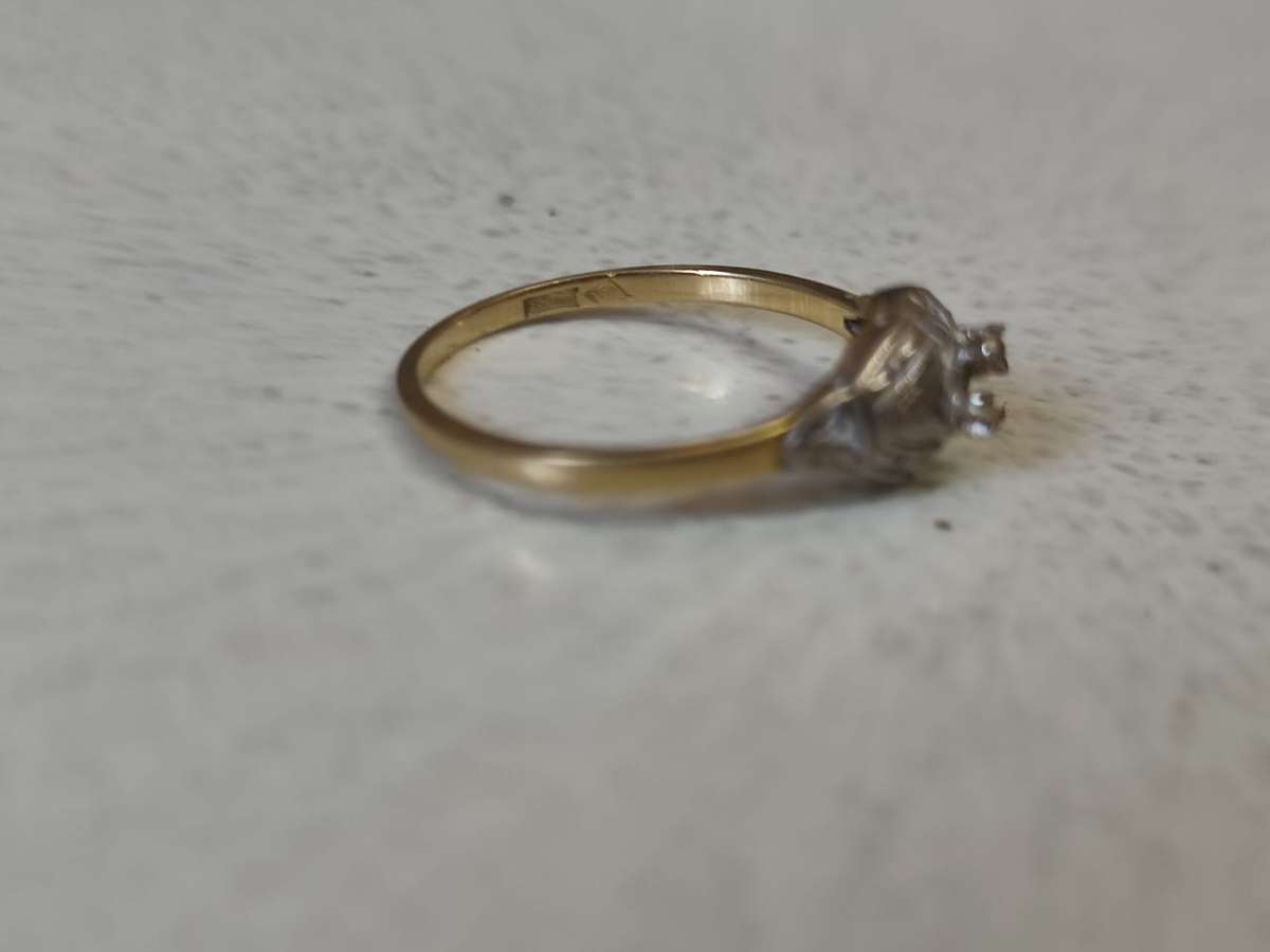 18CT - YELLOW AND WHITE GOLD RING - WEIGHT 2 GRAMS - MAIN STONE REMOVED