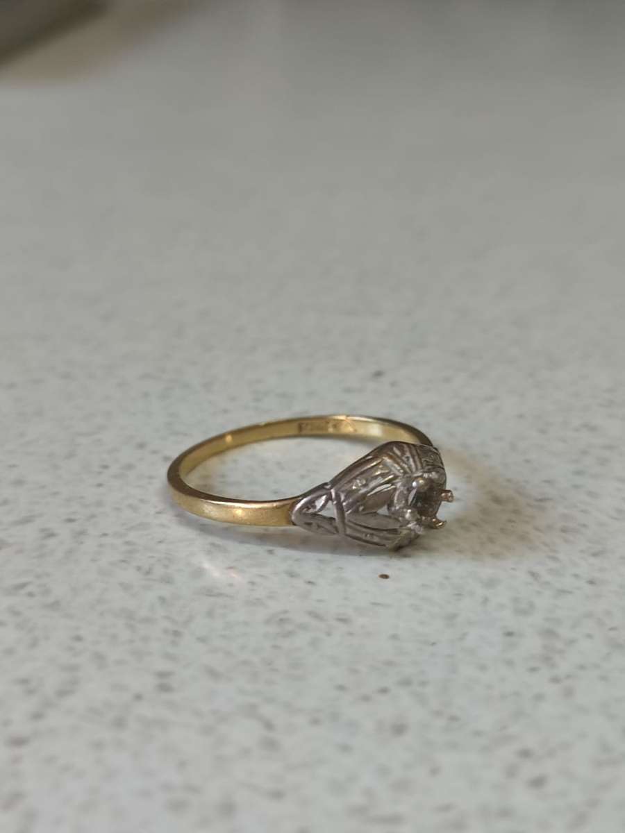 18CT - YELLOW AND WHITE GOLD RING - WEIGHT 2 GRAMS - MAIN STONE REMOVED