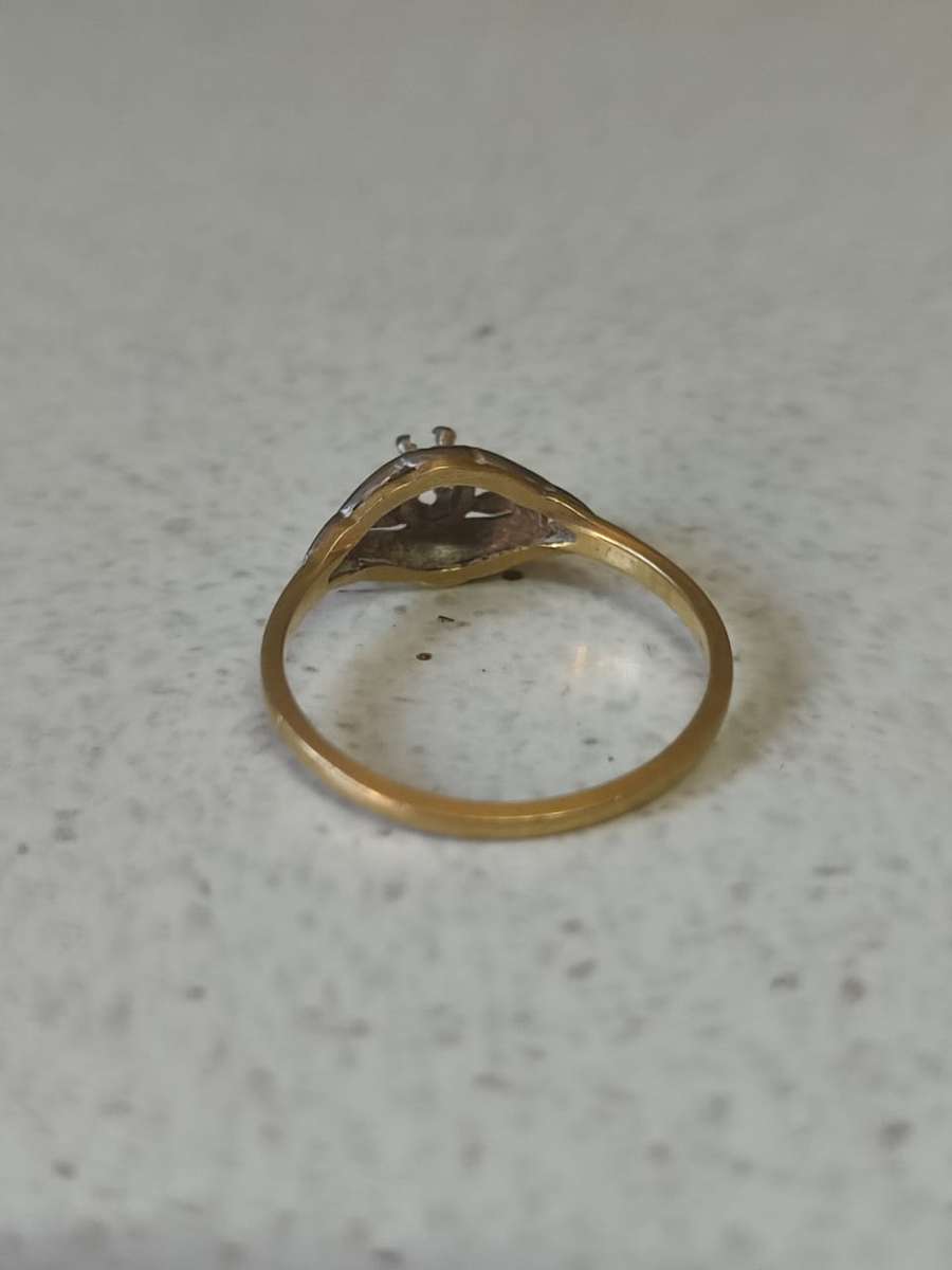 18CT - YELLOW AND WHITE GOLD RING - WEIGHT 2 GRAMS - MAIN STONE REMOVED
