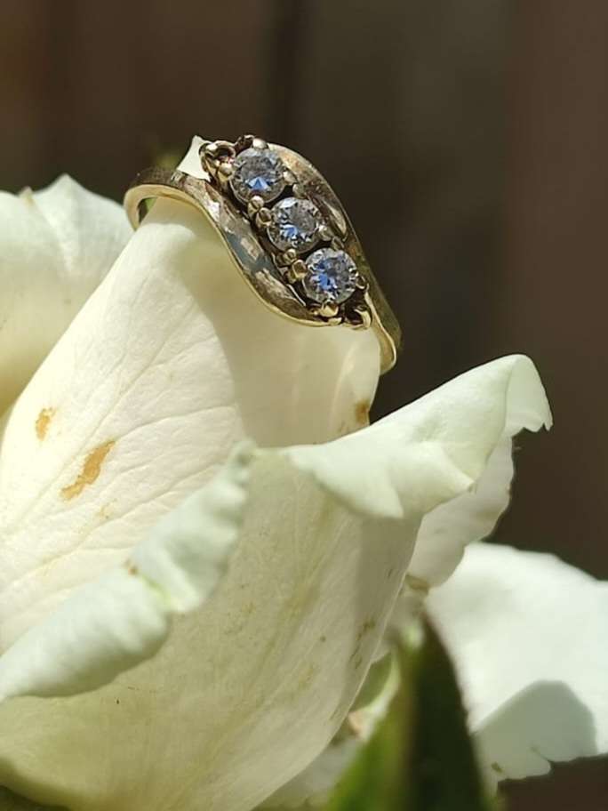 9CT YELLOW GOLD ENGAGEMENT RING WITH REAL DIAMONDS - PHOTOS DOES NOT DO THE RING JUST! 2.3 GRAM