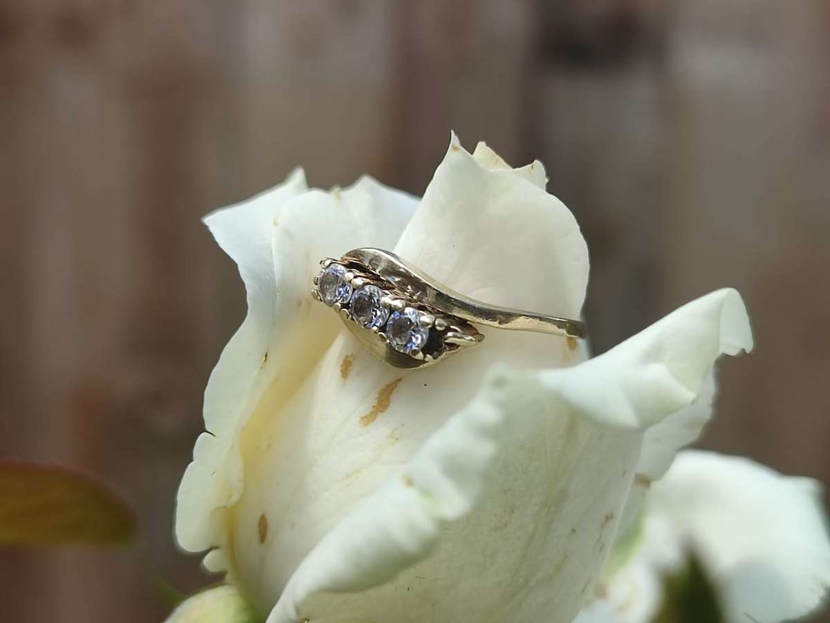 9CT YELLOW GOLD ENGAGEMENT RING WITH REAL DIAMONDS - PHOTOS DOES NOT DO THE RING JUST! 2.3 GRAM
