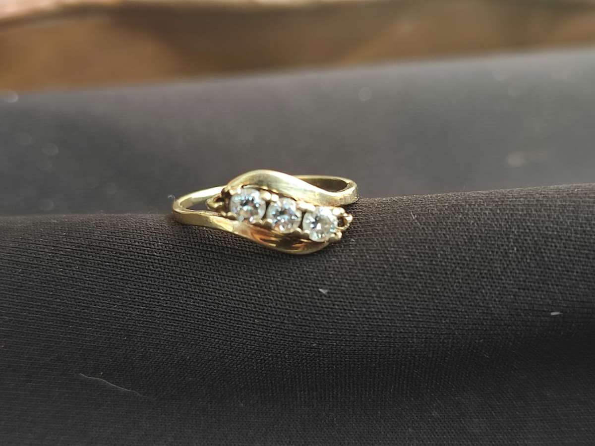 9CT YELLOW GOLD ENGAGEMENT RING WITH REAL DIAMONDS - PHOTOS DOES NOT DO THE RING JUST! 2.3 GRAM