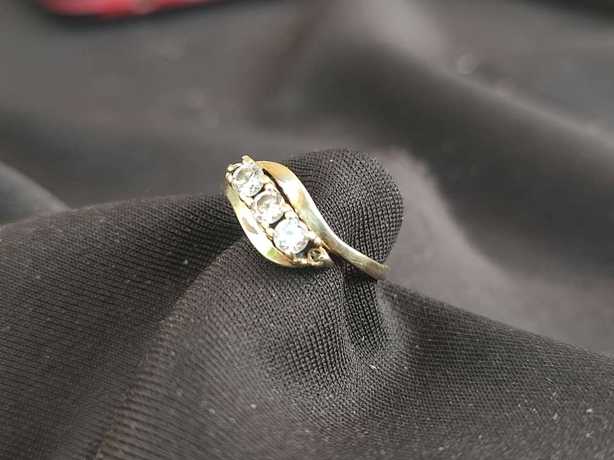 9CT YELLOW GOLD ENGAGEMENT RING WITH REAL DIAMONDS - PHOTOS DOES NOT DO THE RING JUST! 2.3 GRAM
