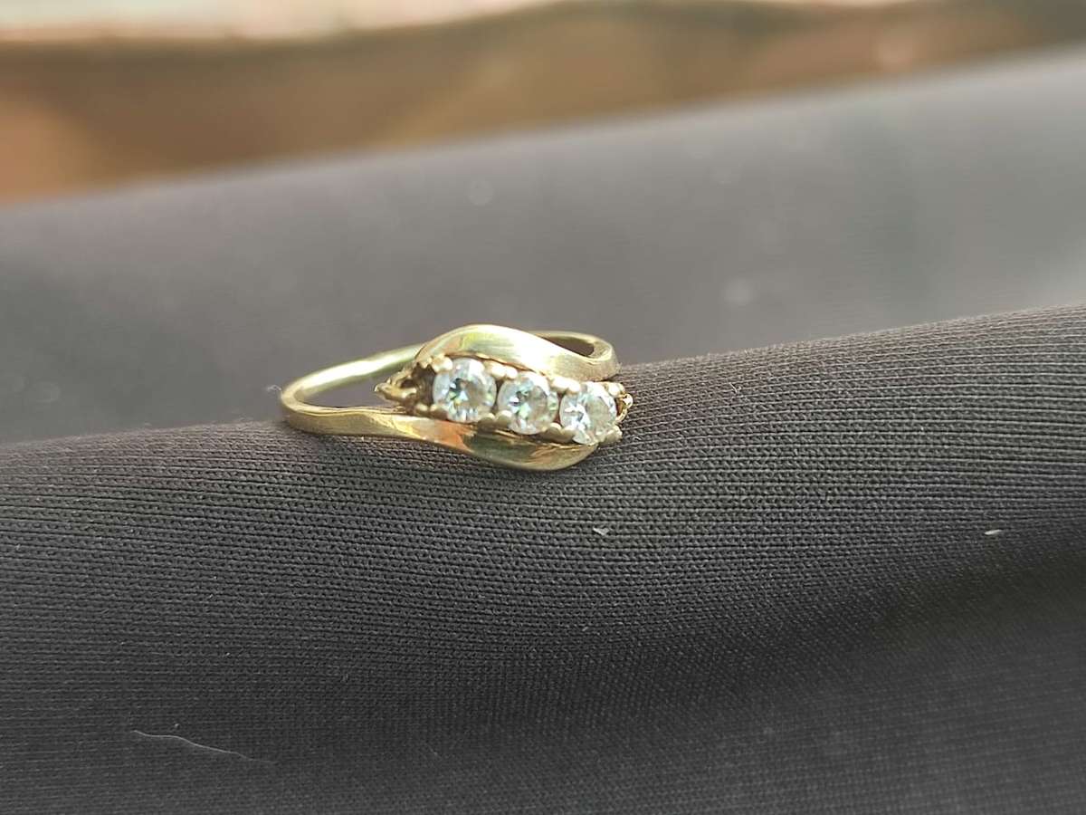 9CT YELLOW GOLD ENGAGEMENT RING WITH REAL DIAMONDS - PHOTOS DOES NOT DO THE RING JUST! 2.3 GRAM