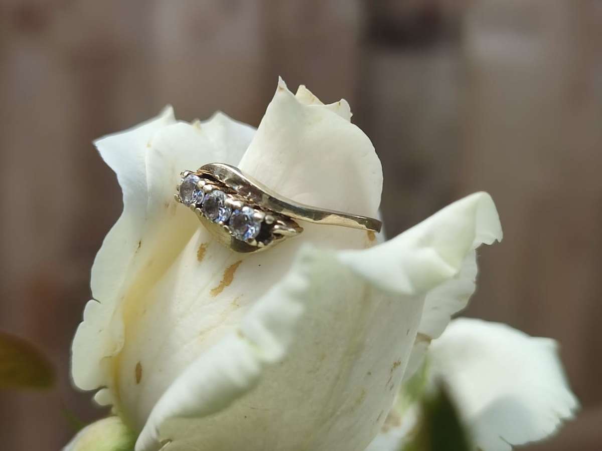 9CT YELLOW GOLD ENGAGEMENT RING WITH REAL DIAMONDS - PHOTOS DOES NOT DO THE RING JUST! 2.3 GRAM