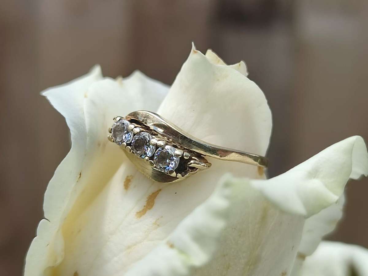 9CT YELLOW GOLD ENGAGEMENT RING WITH REAL DIAMONDS - PHOTOS DOES NOT DO THE RING JUST! 2.3 GRAM