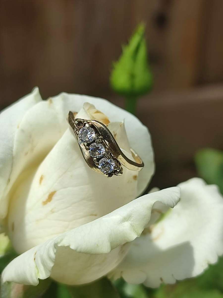 9CT YELLOW GOLD ENGAGEMENT RING WITH REAL DIAMONDS - PHOTOS DOES NOT DO THE RING JUST! 2.3 GRAM
