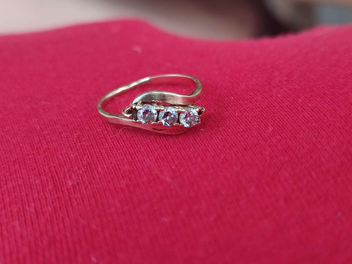 9CT YELLOW GOLD ENGAGEMENT RING WITH REAL DIAMONDS - PHOTOS DOES NOT DO THE RING JUST! 2.3 GRAM