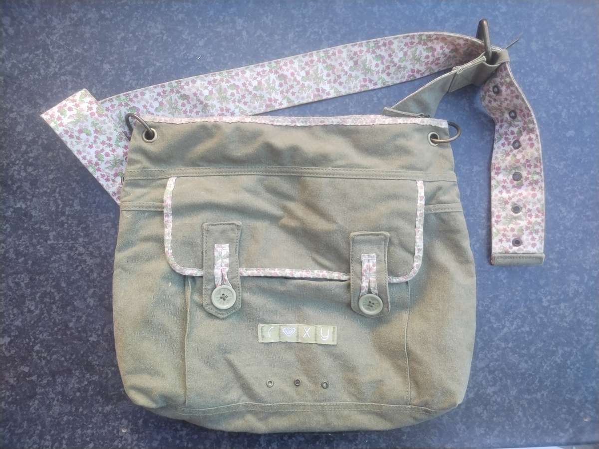 #5 early 2000's COLLECTABLE ROXY - womans shoulder wear - MINT CONDITIONALL BUTTONS AND ZIPS 100%