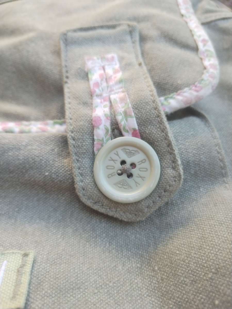 #5 early 2000's COLLECTABLE ROXY - womans shoulder wear - MINT CONDITIONALL BUTTONS AND ZIPS 100%