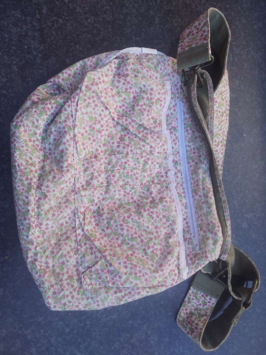 #5 early 2000's COLLECTABLE ROXY - womans shoulder wear - MINT CONDITIONALL BUTTONS AND ZIPS 100%