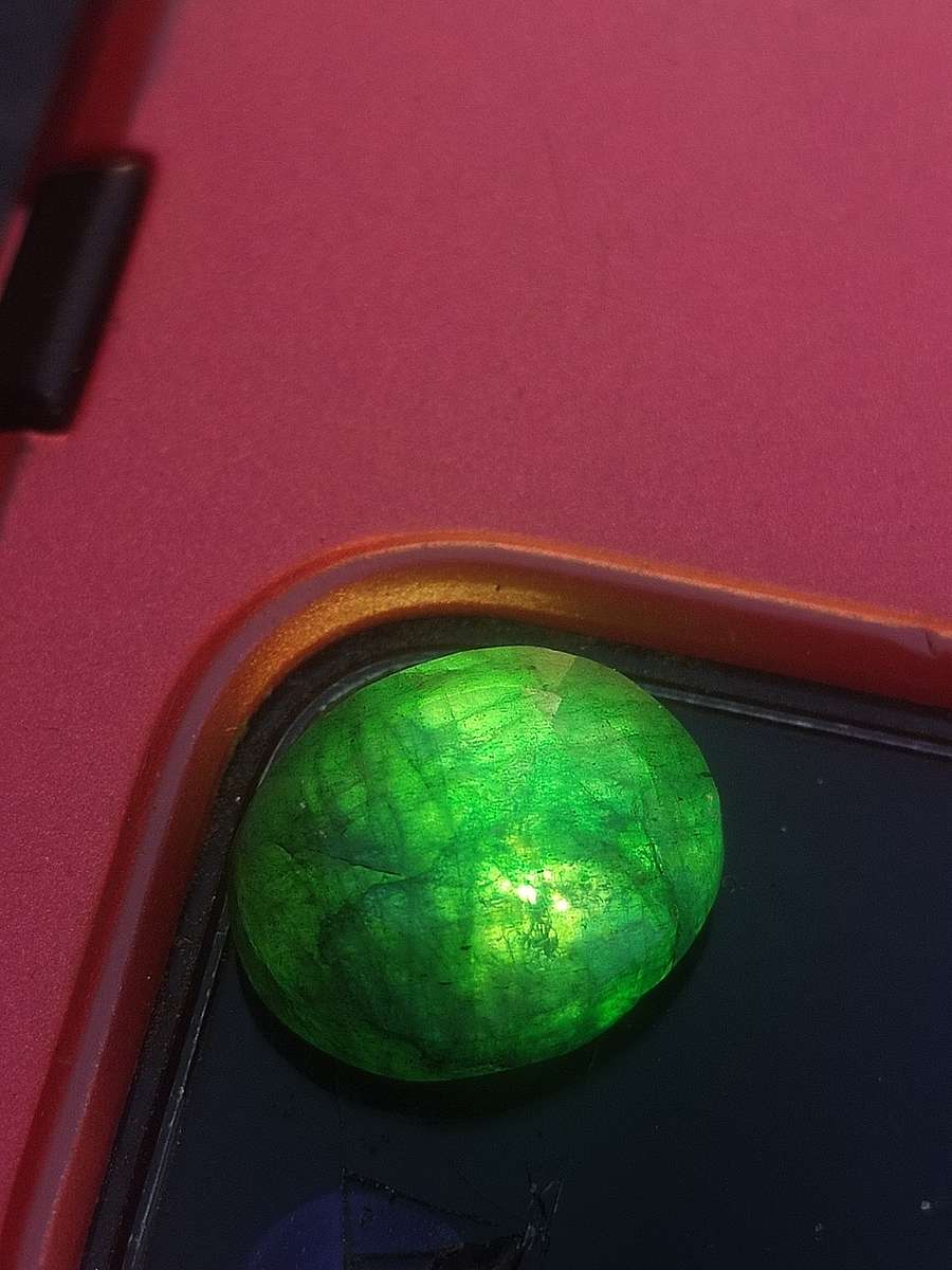 #9 STUNNING GREEN EMMERALD UP ON AUCTION