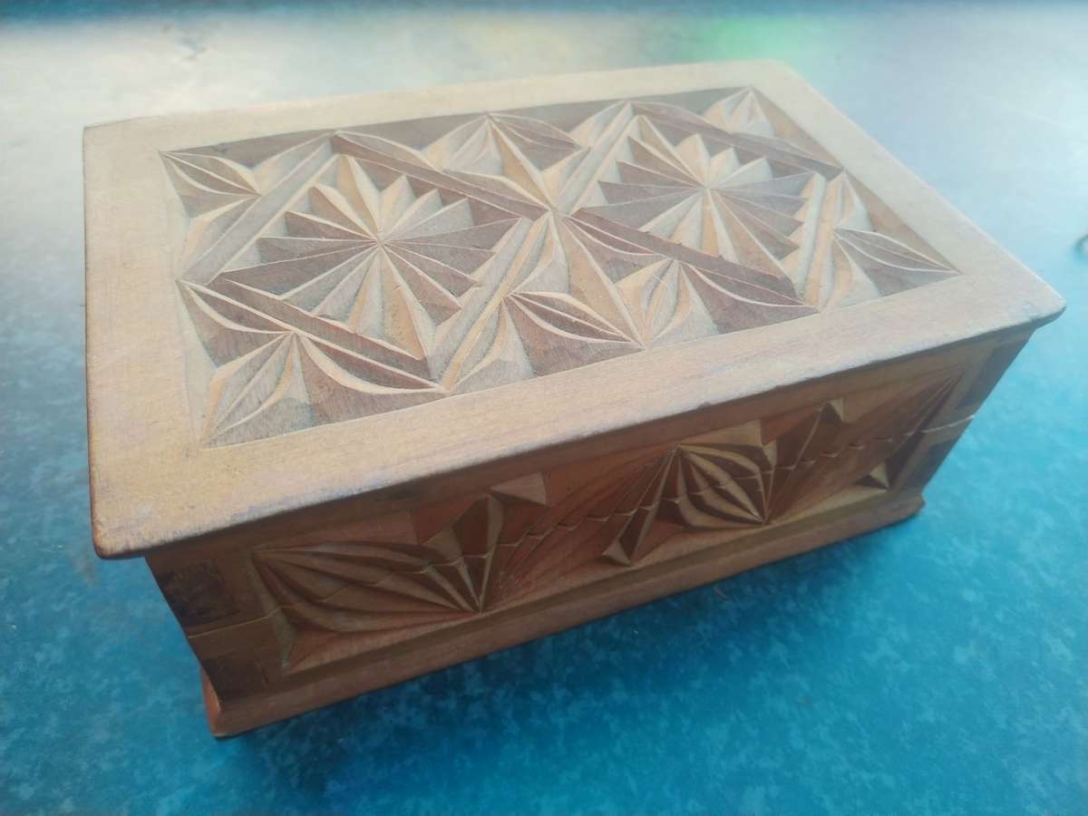 #15 VINTAGE WOOD CARVED JEWELLERY BOX - ON AUCTION!