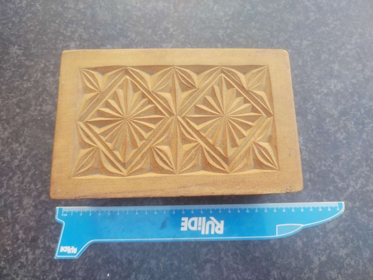 #15 VINTAGE WOOD CARVED JEWELLERY BOX - ON AUCTION!