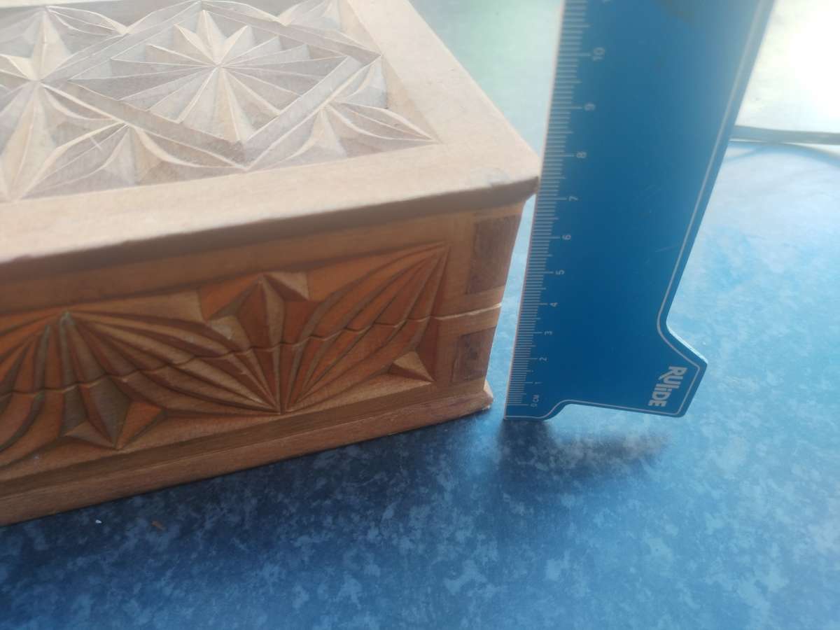#15 VINTAGE WOOD CARVED JEWELLERY BOX - ON AUCTION!
