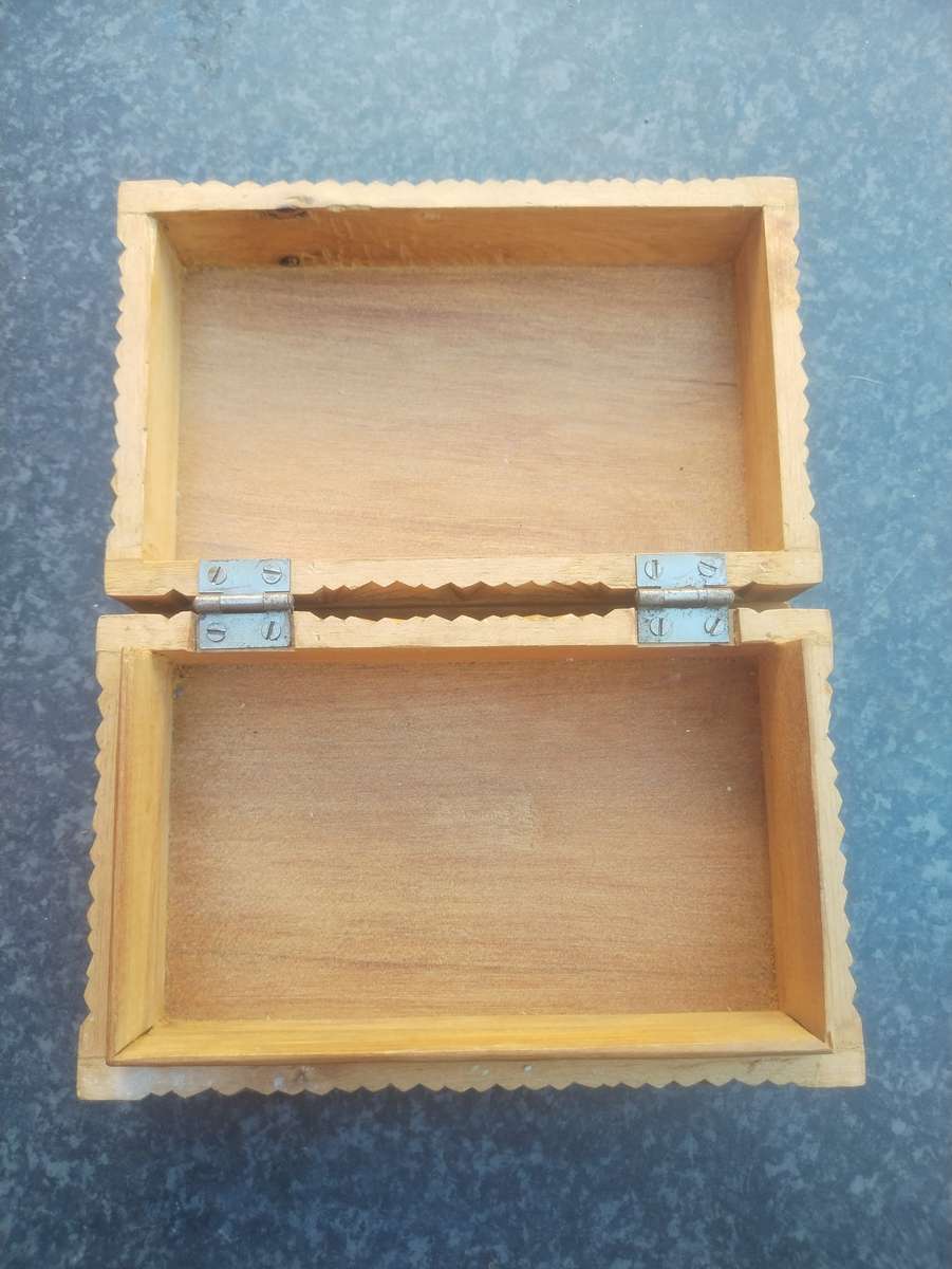 #15 VINTAGE WOOD CARVED JEWELLERY BOX - ON AUCTION!