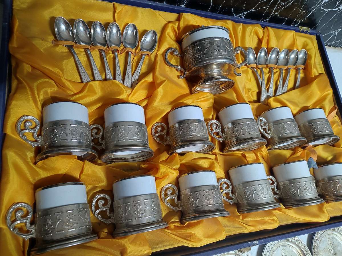 !!!!WOW!!! STUNNING TEA CUP SET WITH SAUCERS AND SUGAR POT!!!