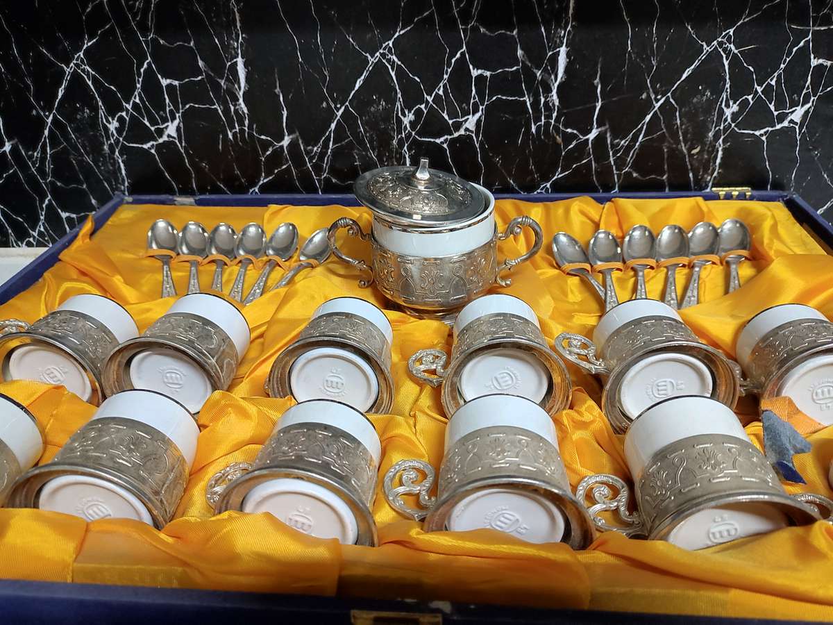 !!!!WOW!!! STUNNING TEA CUP SET WITH SAUCERS AND SUGAR POT!!!