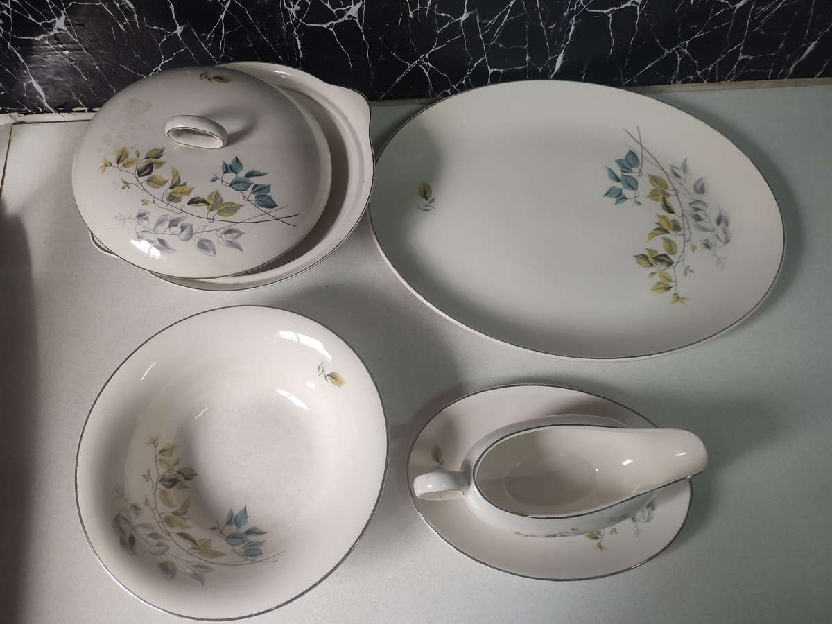 #4 BAVARIA IVORY PORCELAIN DINNERWARE SET