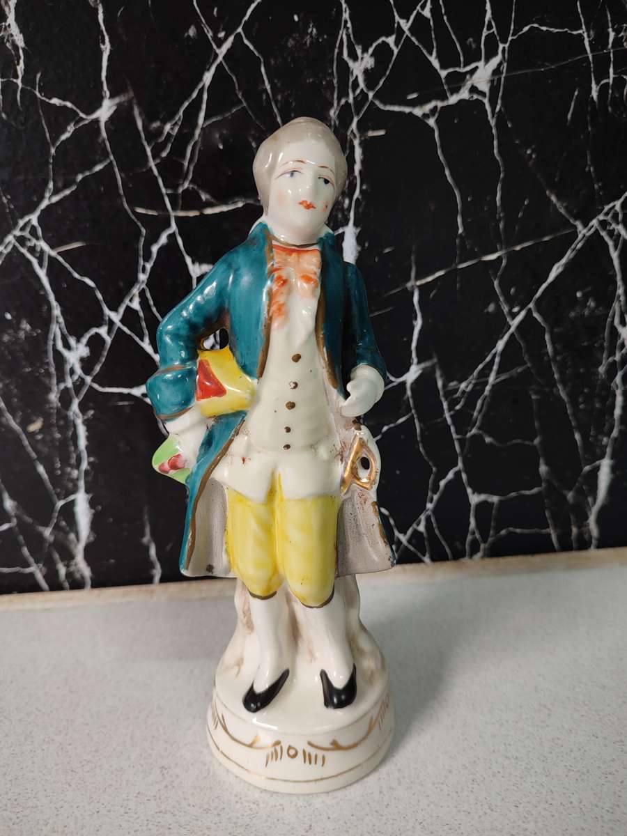 #7 VINTAGE PORCELAIN FIGURINE OF A COLONIAL MAN