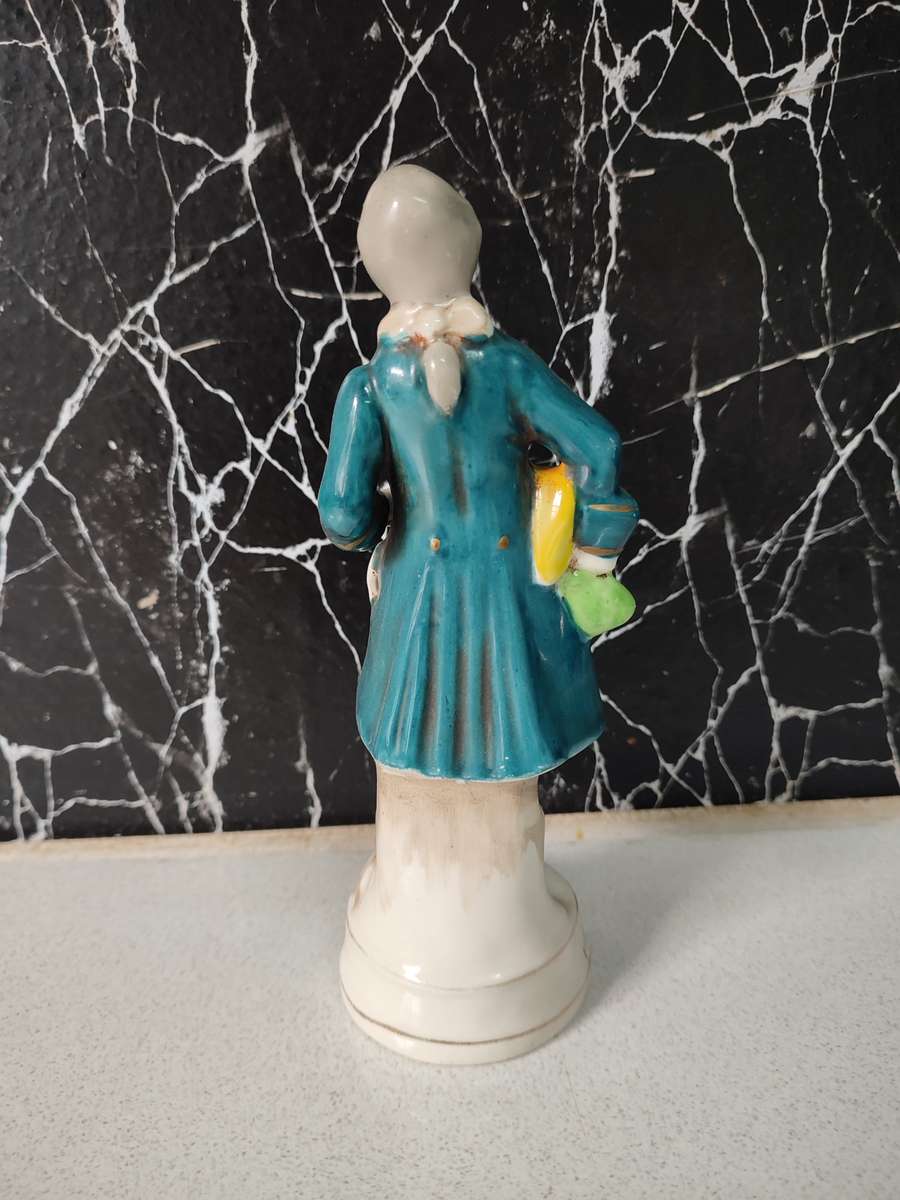 #7 VINTAGE PORCELAIN FIGURINE OF A COLONIAL MAN