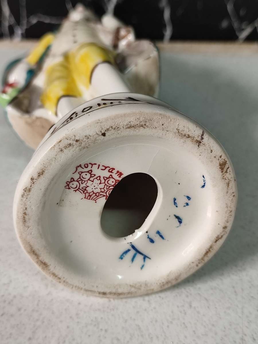 #7 VINTAGE PORCELAIN FIGURINE OF A COLONIAL MAN