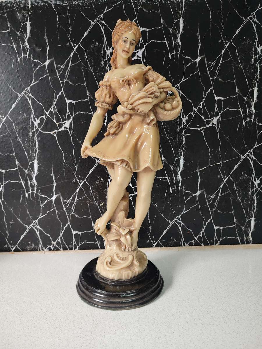 #2 STUNNING 19TH CENTURY VINTAGE PORCELAIN FIGURINE!