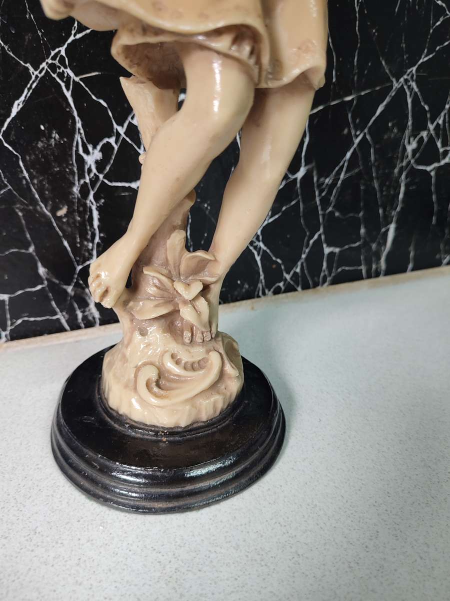 #2 STUNNING 19TH CENTURY VINTAGE PORCELAIN FIGURINE!