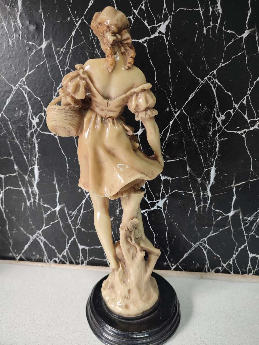 #2 STUNNING 19TH CENTURY VINTAGE PORCELAIN FIGURINE!