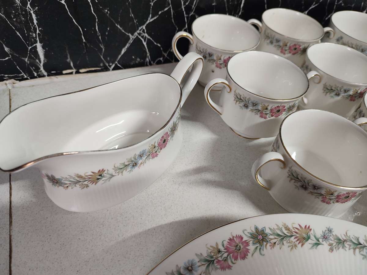 #1 ROYAL ALBERT PARAGON FINE CHINA (BELINDA PATTERN) COMPLETE DINNER SET !!!