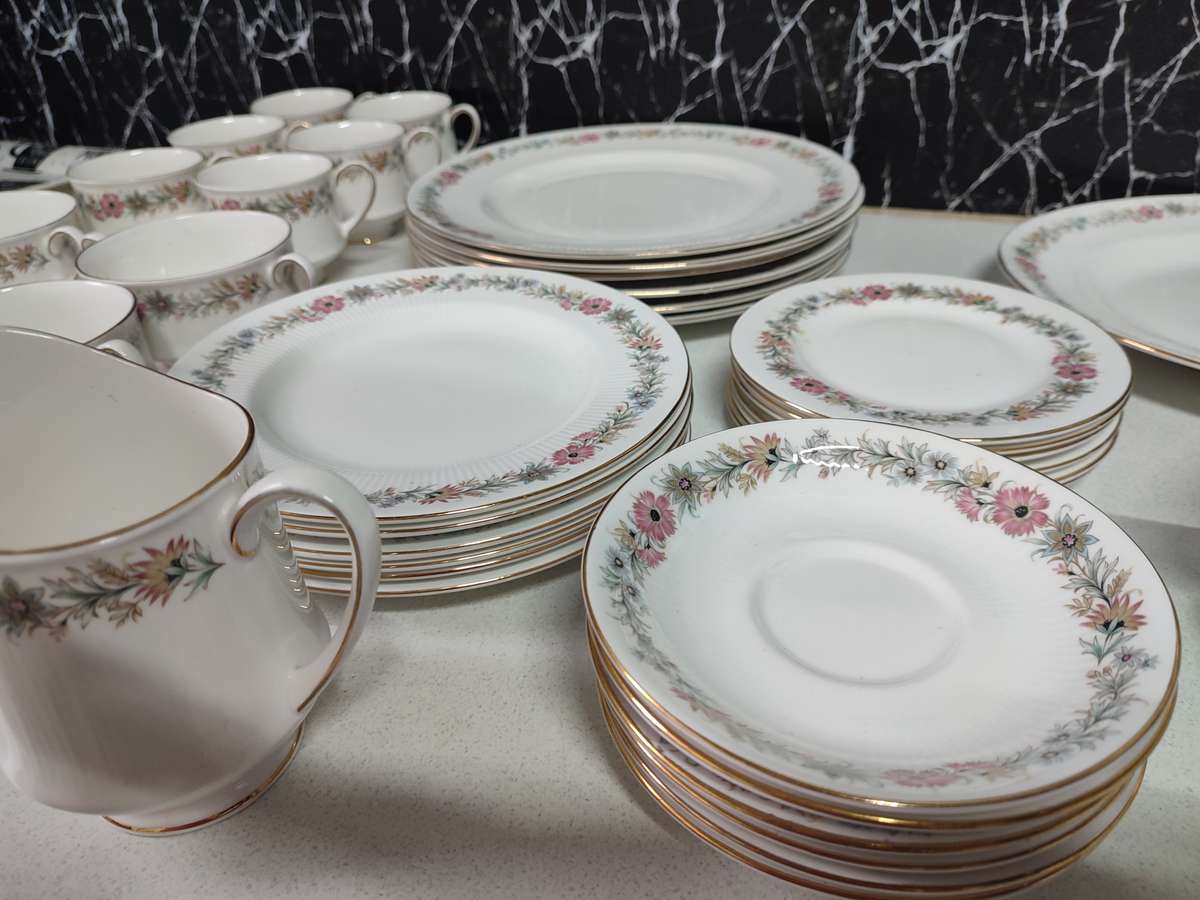 #1 ROYAL ALBERT PARAGON FINE CHINA (BELINDA PATTERN) COMPLETE DINNER SET !!!