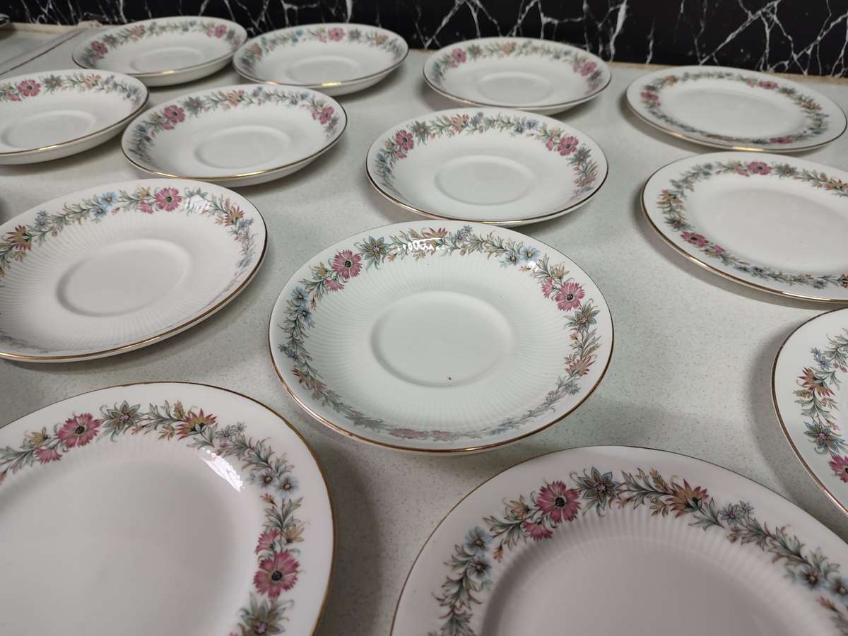 #1 ROYAL ALBERT PARAGON FINE CHINA (BELINDA PATTERN) COMPLETE DINNER SET !!!
