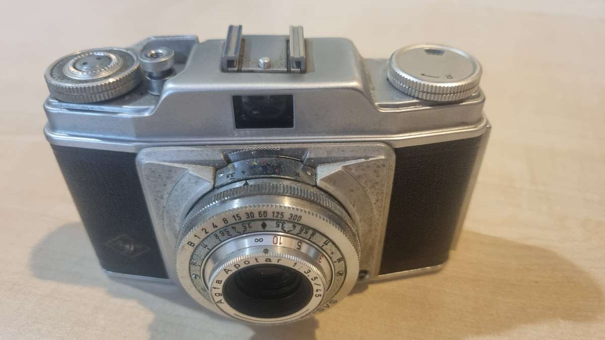 Agfa Apotar 1:3.5/4.5 camera, with lens and flash