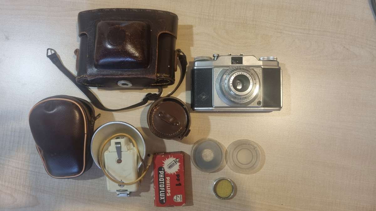 Agfa Apotar 1:3.5/4.5 camera, with lens and flash