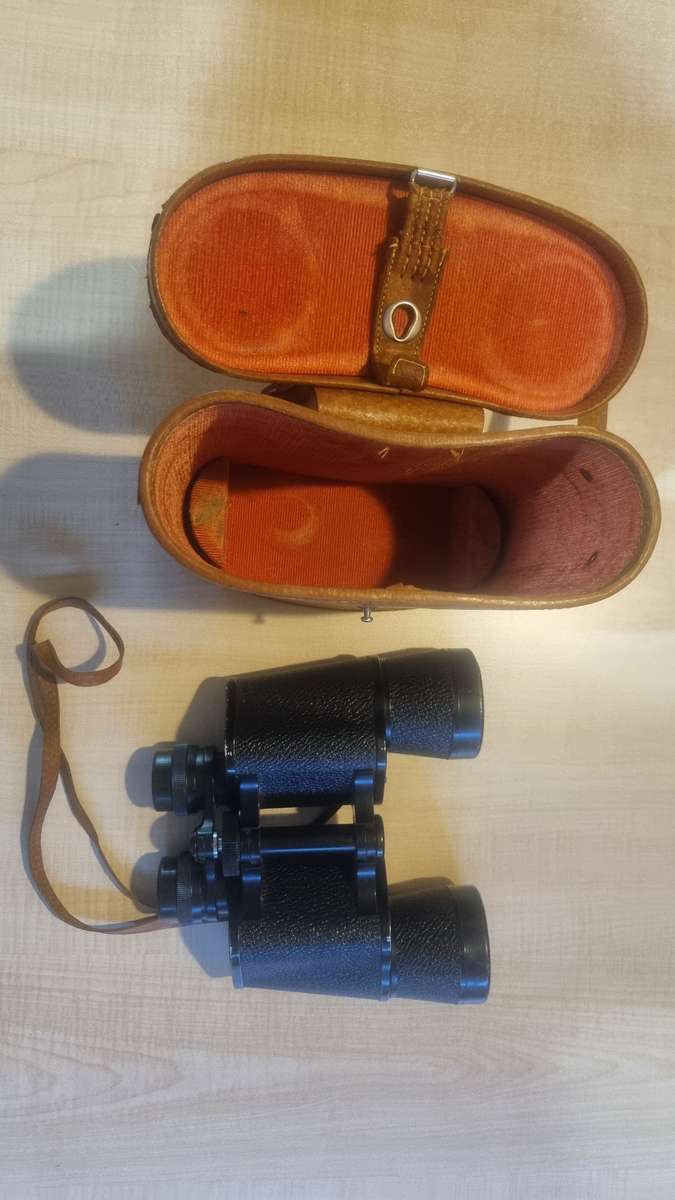 VINTAGE HOLBECK BINOCULARS WITH 16x50 Zoom.
