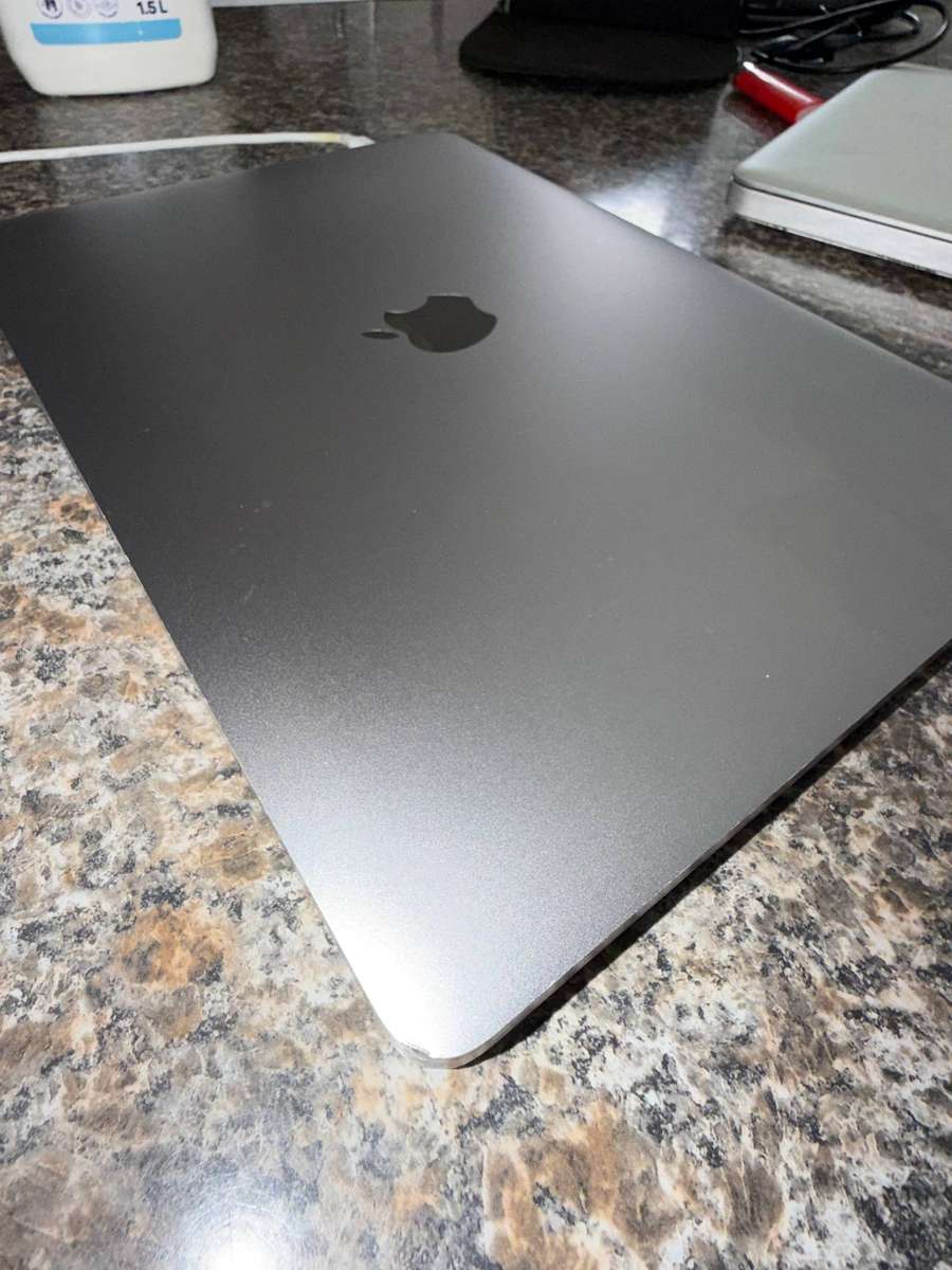 Macbook Pro 2017, 128GB, 8GB 2133Mhzz, 2.3Ghz Dual Core Intel Core i5 - READ DESCRIPTION