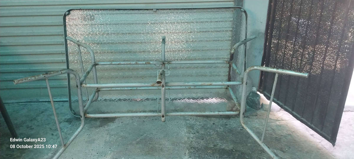 Patio table with 4 chairs - Glass top