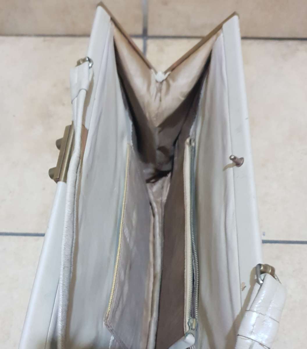 Rare Vintage handmade needlepoint floral ladies handbag / Wicker purse with leather linings