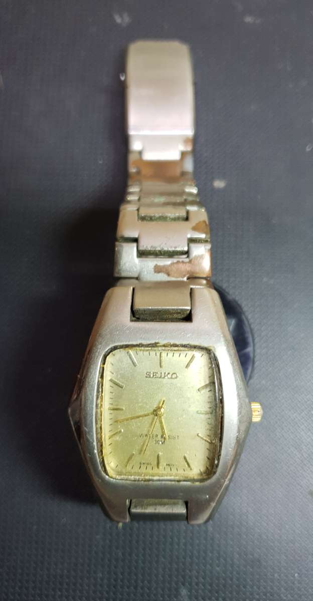 Vintage Seiko - Japan Mens quartz wristwatch in used but good working condition