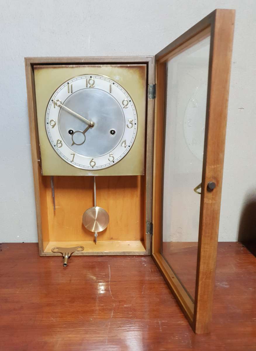 VINTAGE KIENZLE GERMANY STRIKING PENDULUM WALL CLOCK IN PRISTINE WORKING CONDITION