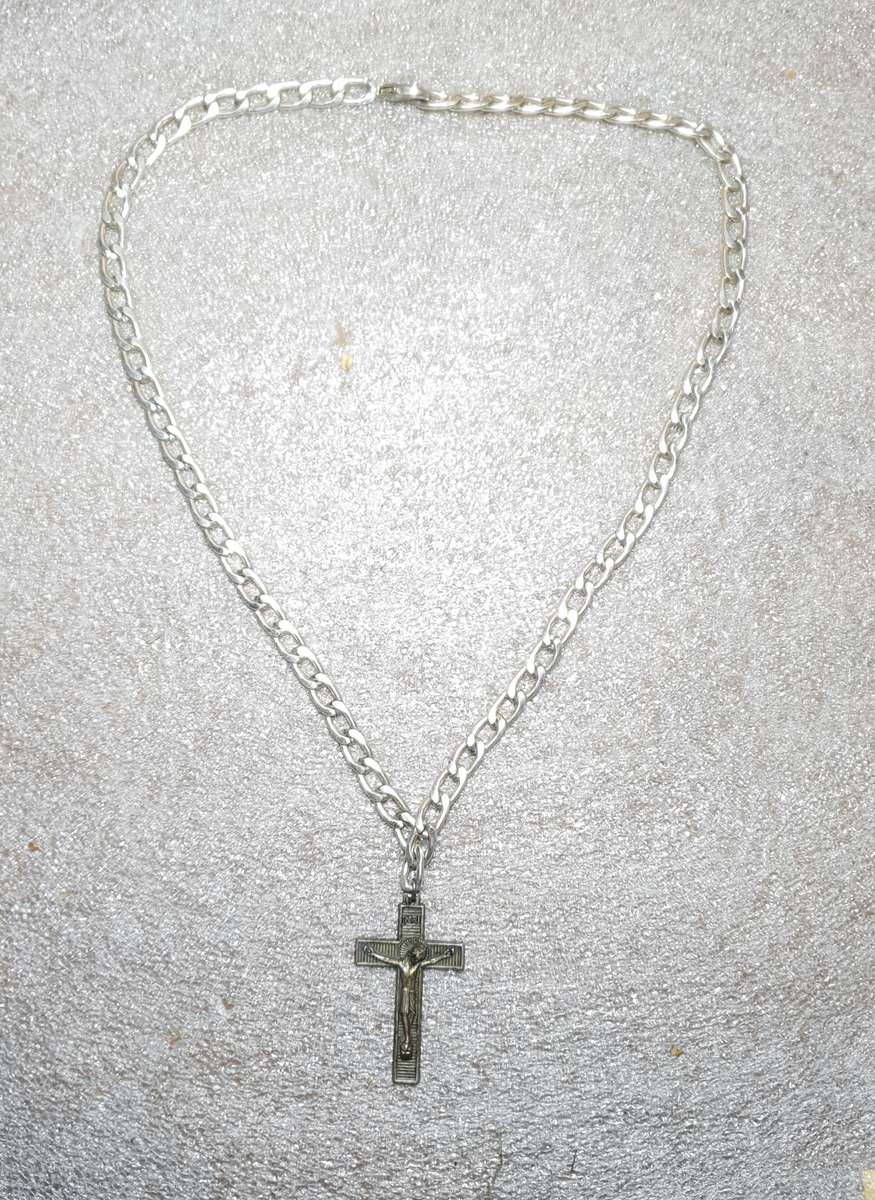 MENS MODERN WHITE METAL NECK CHAIN WITH AN ITALIAN CROSS PENDENT IN GOOD CONDITION.