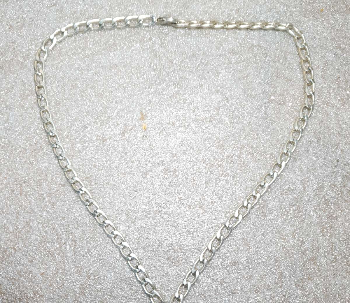 MENS MODERN WHITE METAL NECK CHAIN WITH AN ITALIAN CROSS PENDENT IN GOOD CONDITION.