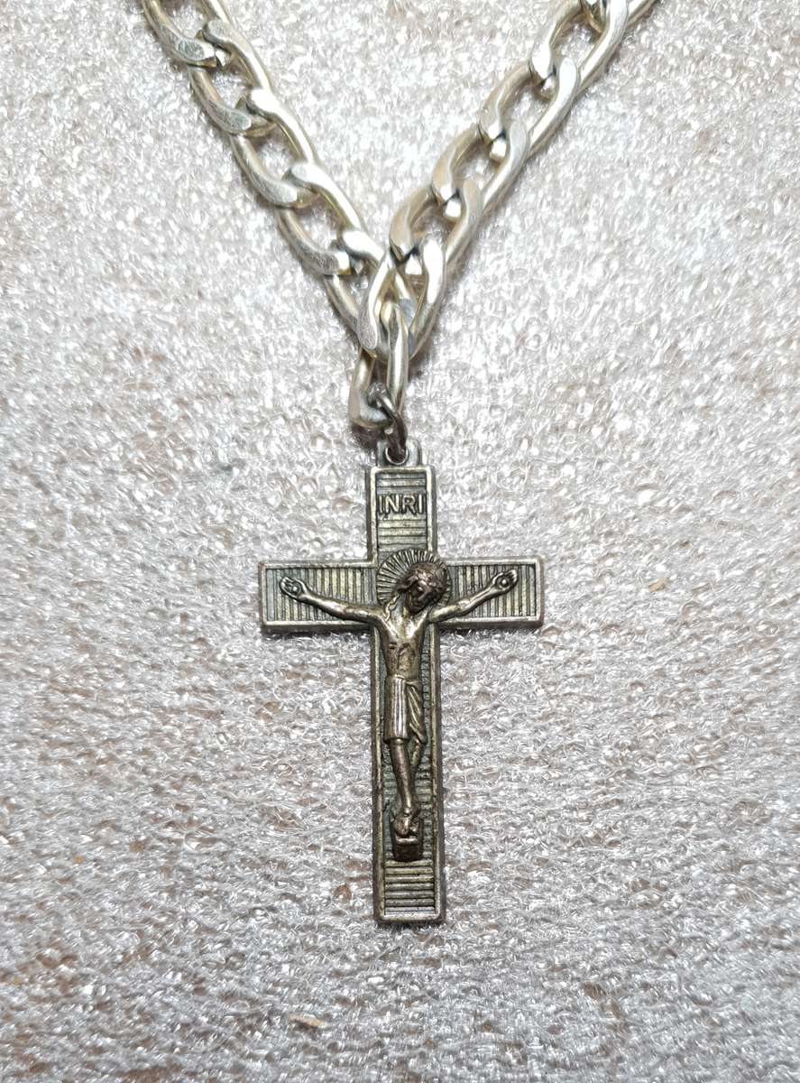 MENS MODERN WHITE METAL NECK CHAIN WITH AN ITALIAN CROSS PENDENT IN GOOD CONDITION.