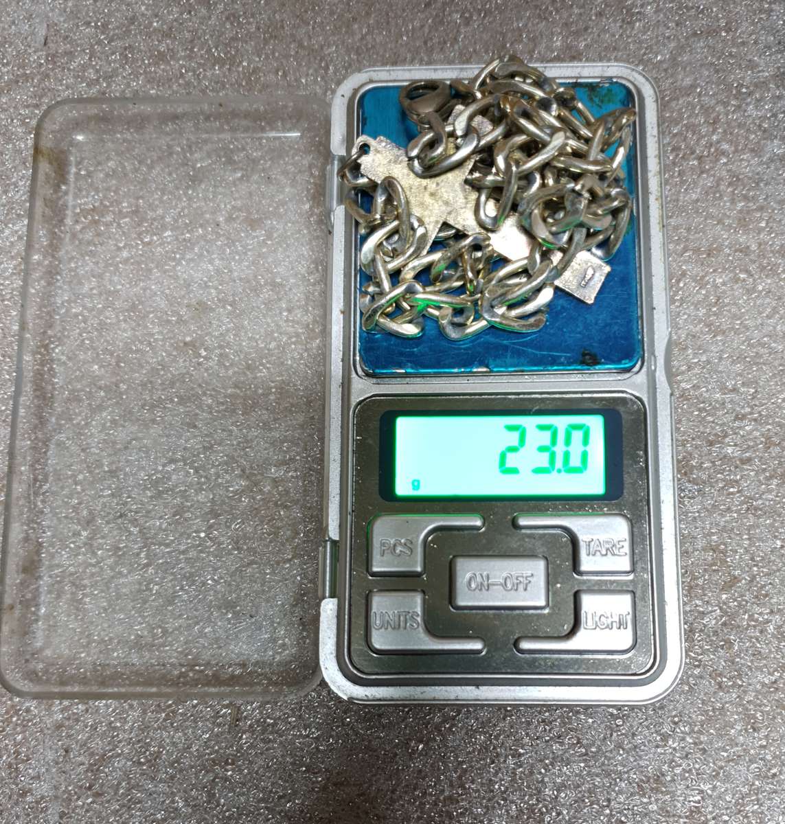 MENS MODERN WHITE METAL NECK CHAIN WITH AN ITALIAN CROSS PENDENT IN GOOD CONDITION.