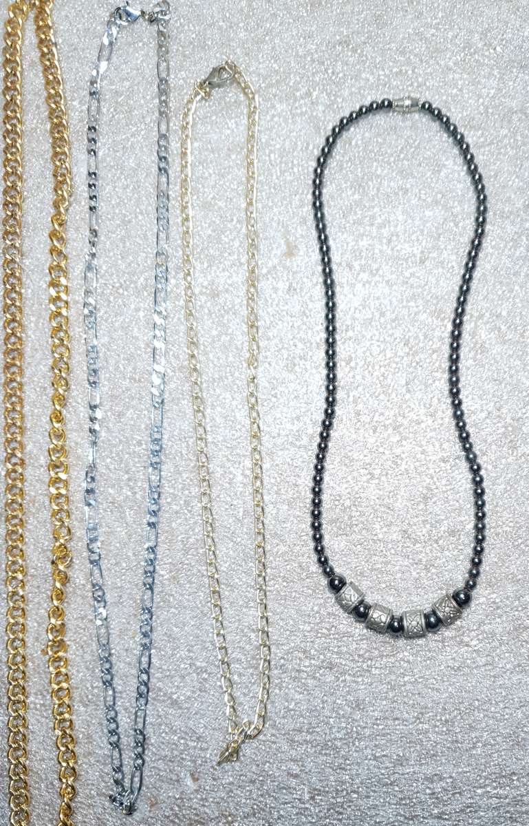 JOB LOT OF COSTUME JEWELLERIES - CHAINS / CHOKERS - SECONDHAND.