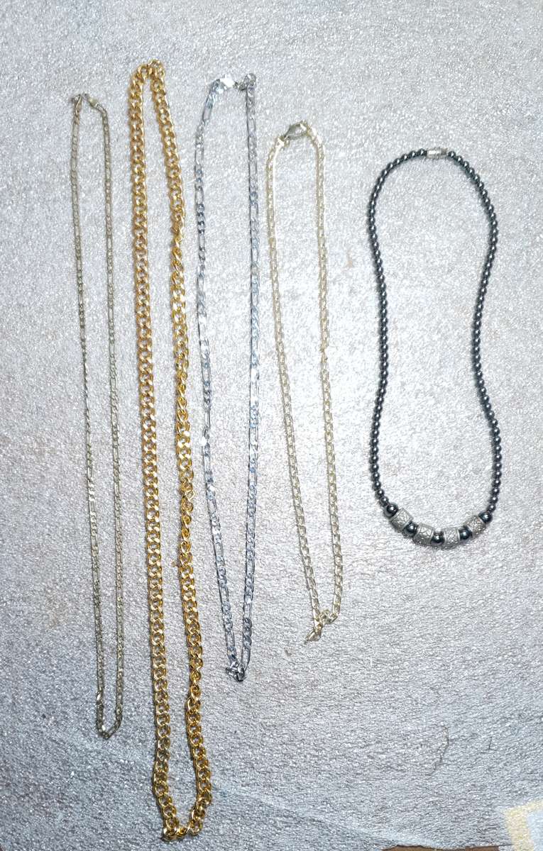 JOB LOT OF COSTUME JEWELLERIES - CHAINS / CHOKERS - SECONDHAND.