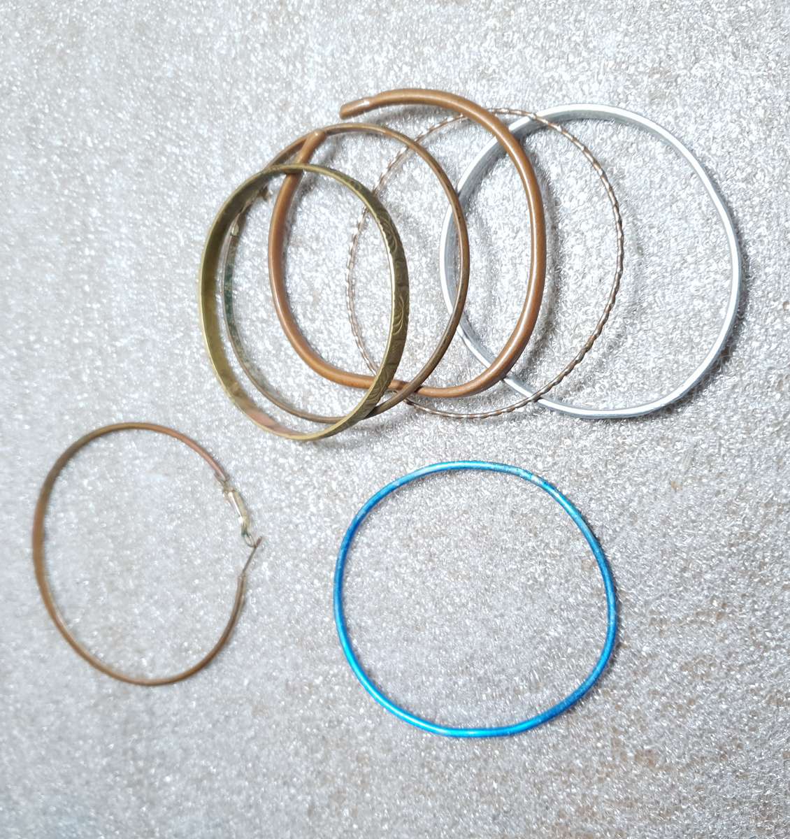 JOB LOT OF COSTUME JEWELLERIES -  BANGLES & BRACELET IN USED CONDITION.