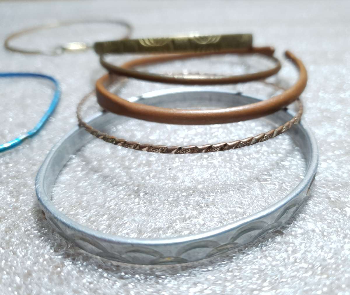 JOB LOT OF COSTUME JEWELLERIES -  BANGLES & BRACELET IN USED CONDITION.