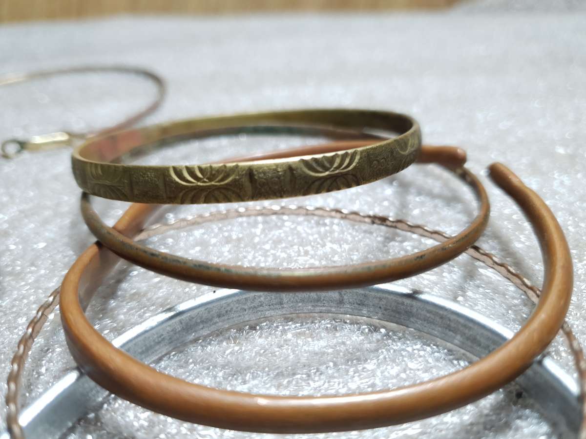 JOB LOT OF COSTUME JEWELLERIES -  BANGLES & BRACELET IN USED CONDITION.