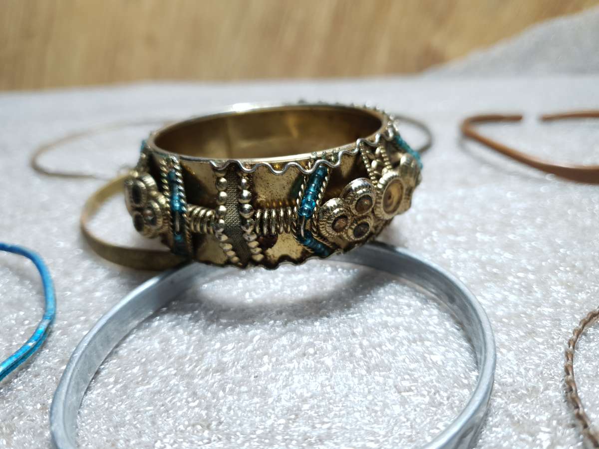 JOB LOT OF COSTUME JEWELLERIES -  BANGLES & BRACELET IN USED CONDITION.
